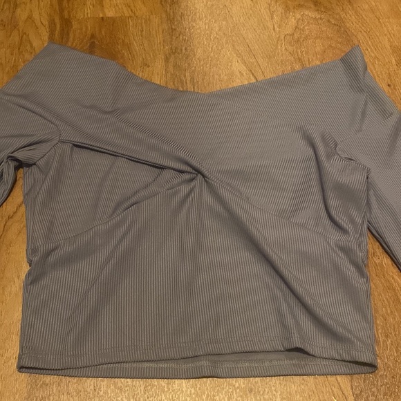 Forever 21 Twisted Off Shoulder 3/4 sleeve Crop Top ribbed Fabric Size Large - Picture 4 of 6